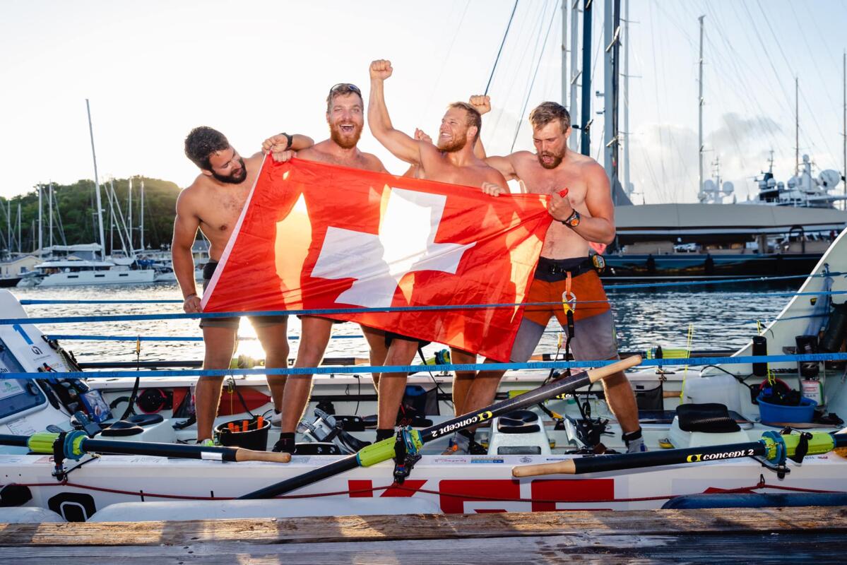 "Swiss Raw" stemmt bei der Ankunft in der Karibik nach 35 Tagen den Siegerpokal in die Luft